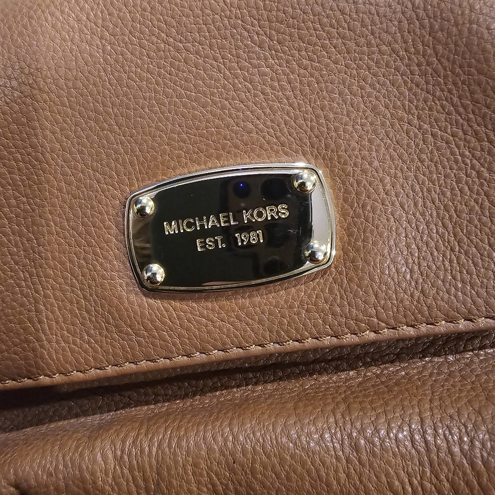 MICHAEL KORS Small Crossbody Bag / Tan Leather - Picture 2 of 16